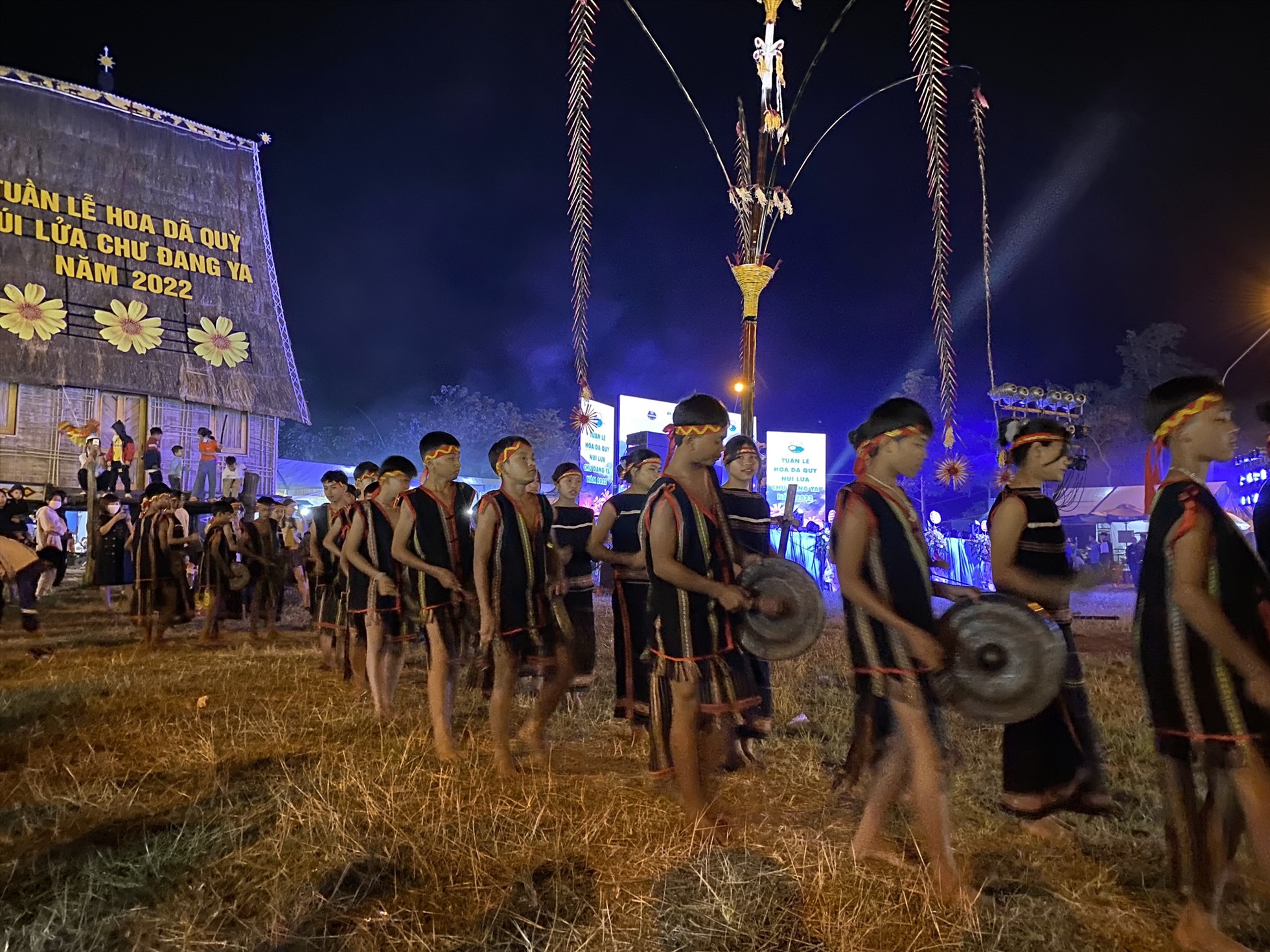 Học sinh huyện Chư Păh biểu diễn cồng chiêng tại lễ hội. Ảnh Thanh Tuấn