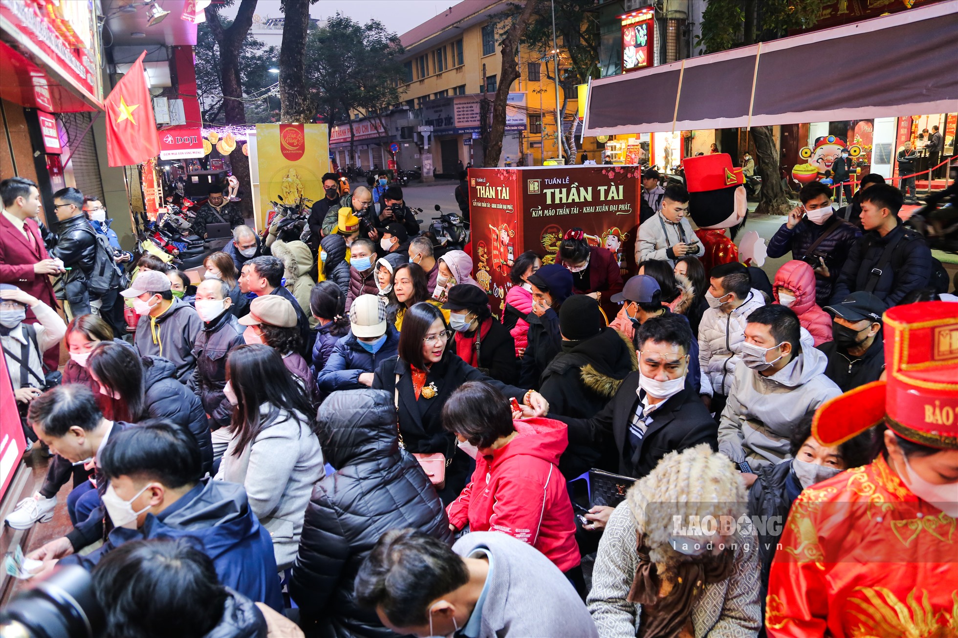 Đám đông chen nhau mua vàng tại một cửa hàng trên phố vàng Trần Nhân Tông vào hôm qua. Ảnh: Việt Anh