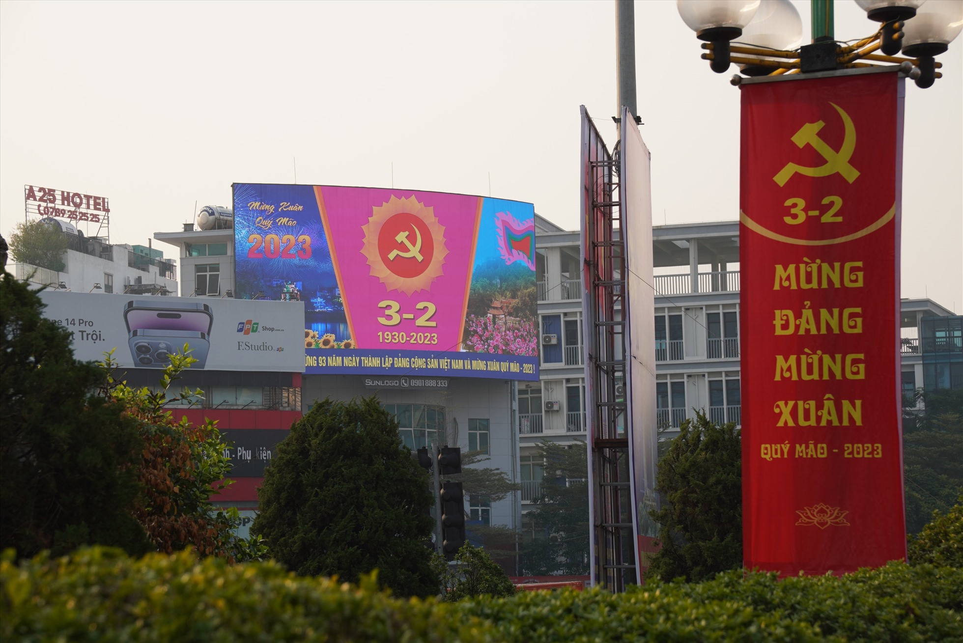 Đường phố Hà Nội trang hoàng rực rỡ mừng kỷ niệm 93 năm thành lập Đảng. Ảnh: Phạm Đông