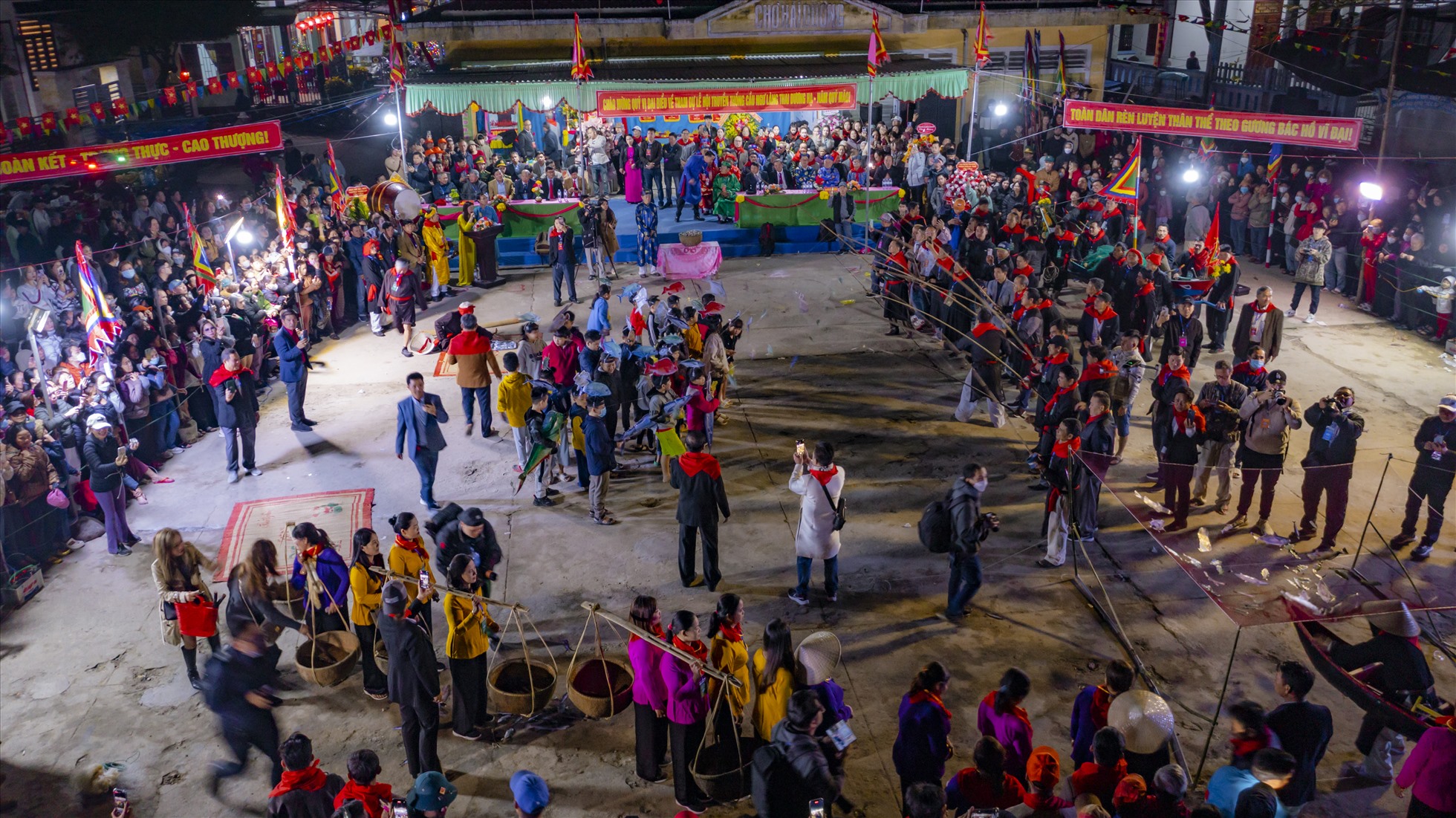 Theo phong tục “tam niên đáo lệ” (ba năm một lần tổ chức hội lớn), lễ hội cầu ngư làng Thai Dương Hạ năm nay được diễn ra trong không khí vui nhộn, sôi động, bởi ba năm trước đó lễ hội truyền thống này không thể tổ chức do ảnh hưởng của dịch bệnh.