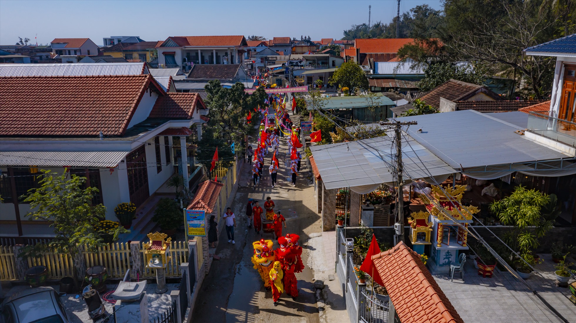 Ngày 1.2,Đông đảo người dân, du khách trong và ngoài nước đã cùng về làng Thai Dương Hạ (xã Hải Dương, TP. Huế) để xem hội lễ hội cầu ngư được người dân địa phương vùng cửa biển tổ chức sáng 11 tháng Giêng, tức ngày 1/2.