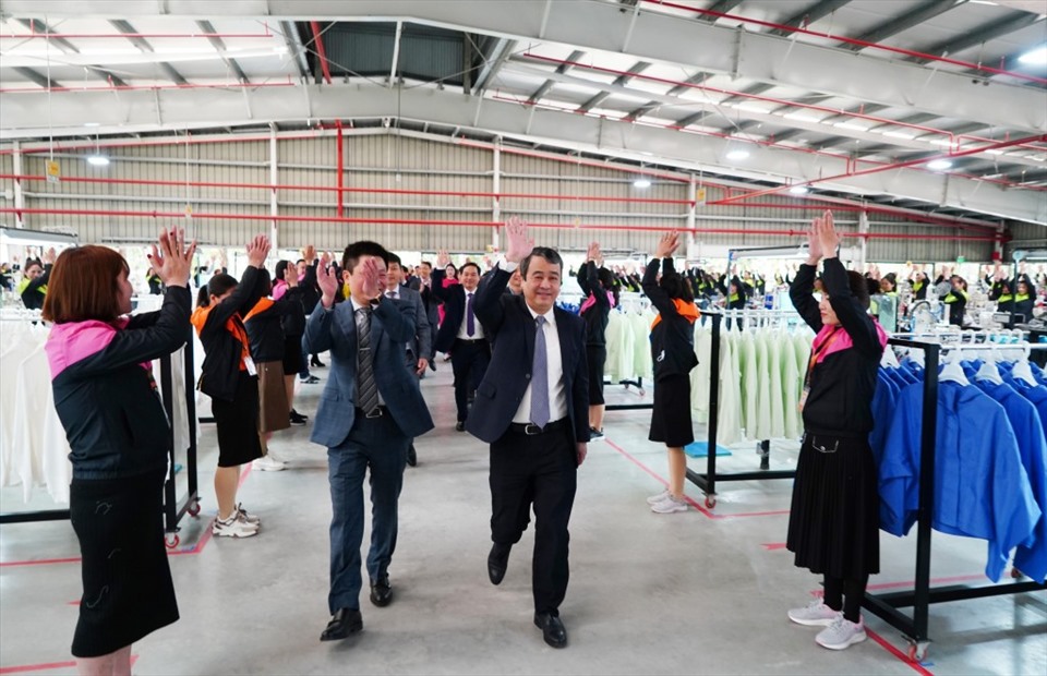 Đoàn đại biểu của tỉnh đi thăm và động viên người lao động tại nhà máy Tân Đệ.