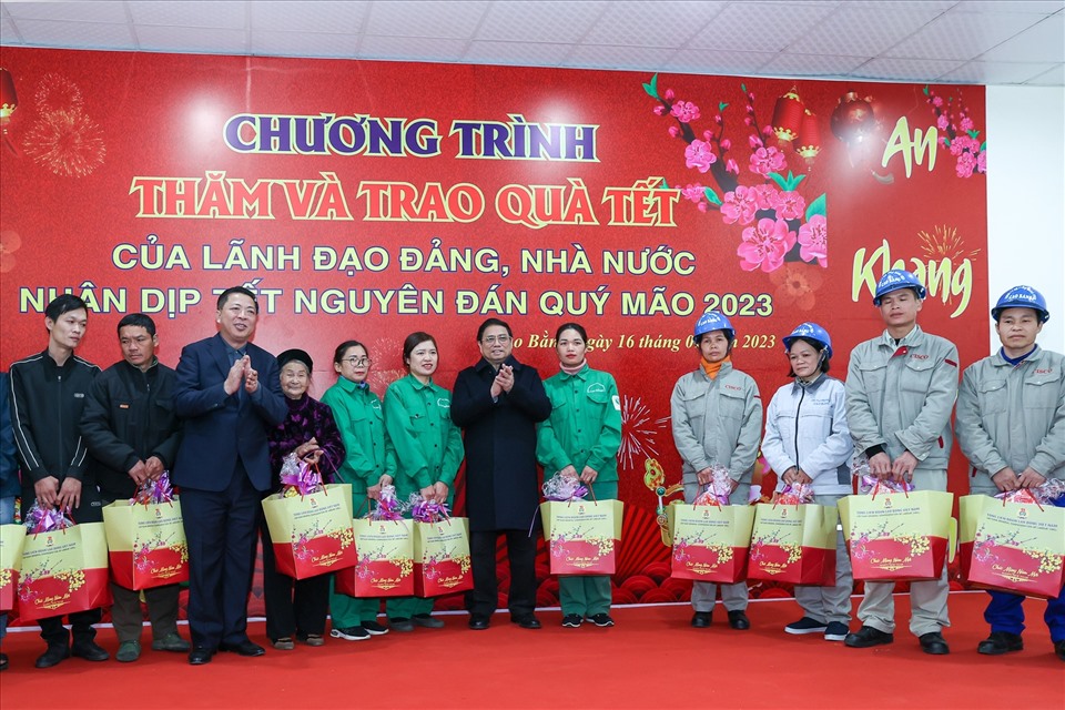 Thủ tướng Chính phủ tặng quà Tết đến các gia đình chính sách, người lao động có hoàn cảnh khó khăn tại tỉnh Cao Bằng. Ảnh: Nhật Bắc