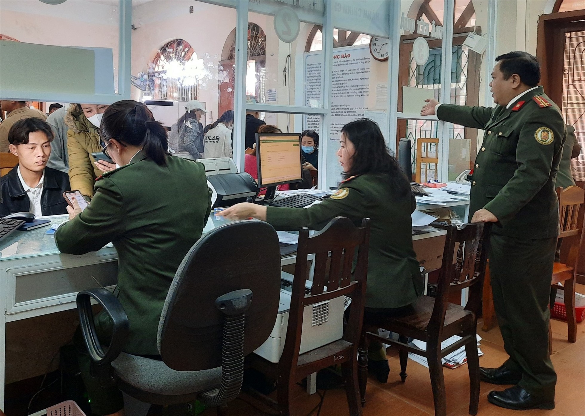 Thượng tá Nguyễn Quang Toản - Trưởng phòng Quản lý xuất nhập cảnh kiểm tra tình hình tại bộ phận tiếp công dân. Ảnh: Đ.T