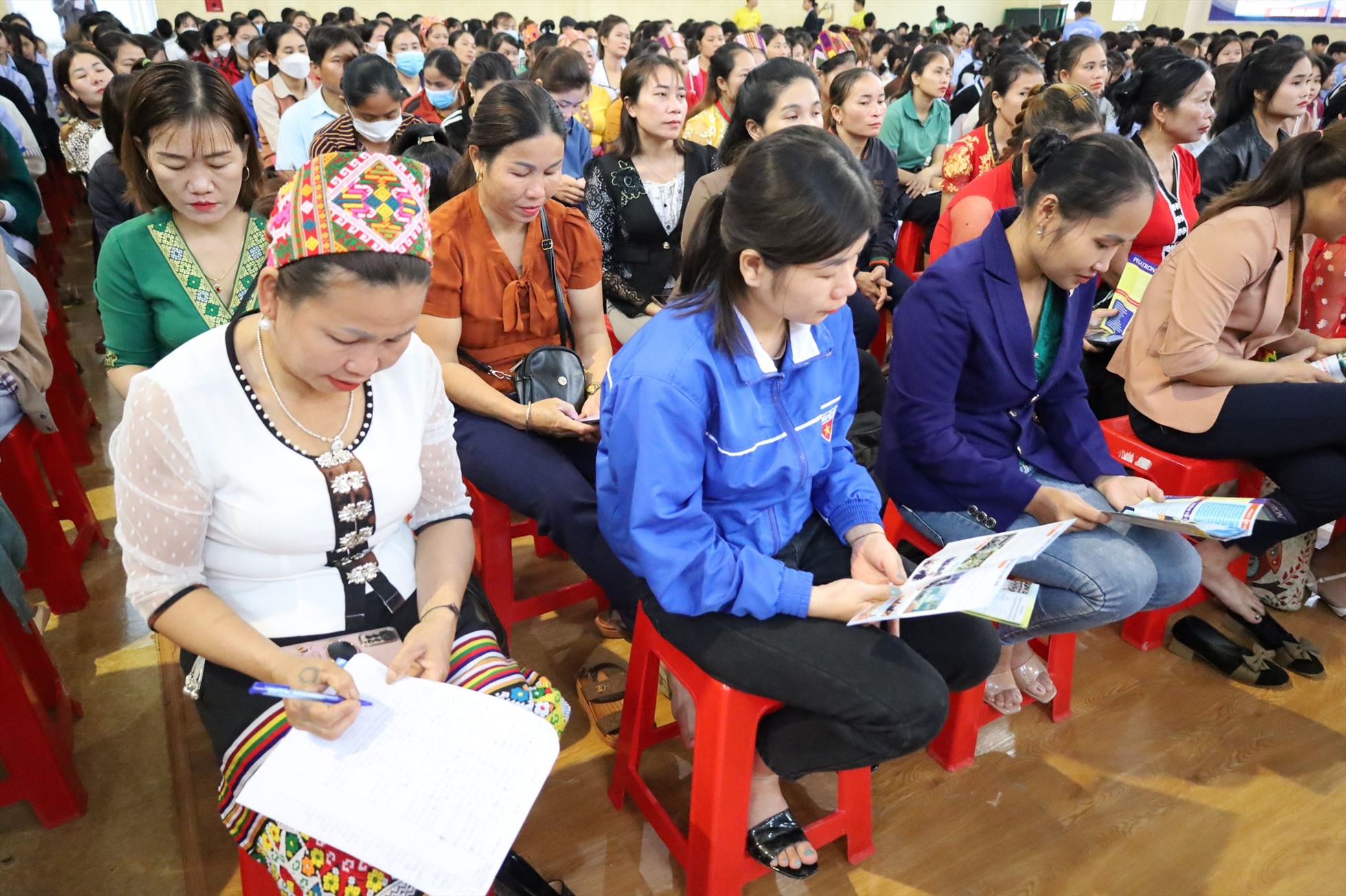 Nhiều người lao động Nghệ An tham gia phiên giao dịch việc làm để tìm kiếm cơ hội làm việc tại các doanh nghiệp trong tỉnh. Ảnh: Hải Đăng