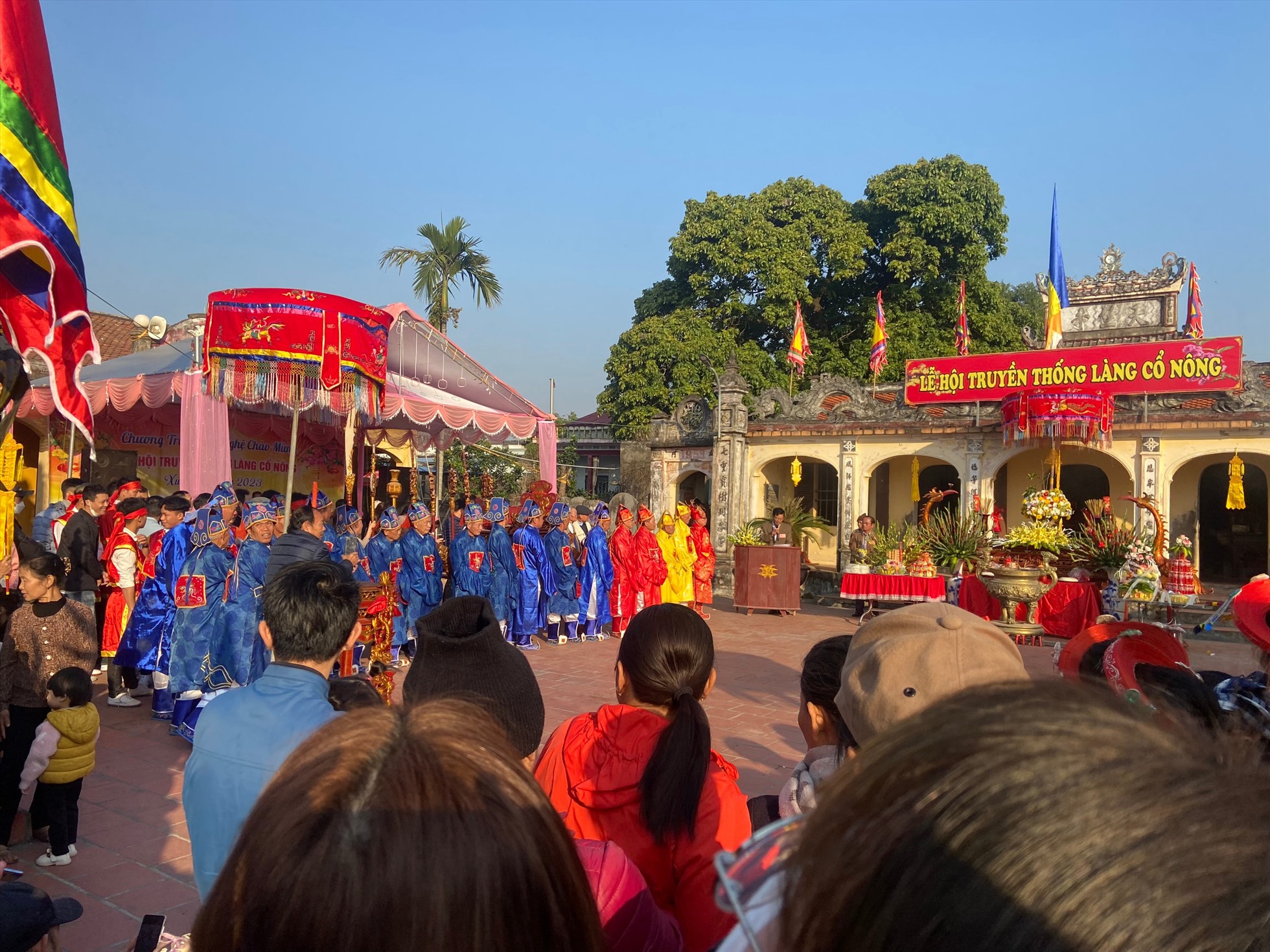 Năm nay lễ hội truyền thống Làng Cổ Nông đã diễn ra theo đúng kế hoạch, người dân địa phương phấn khởi tham gia . Ảnh: Nguyễn Duy.