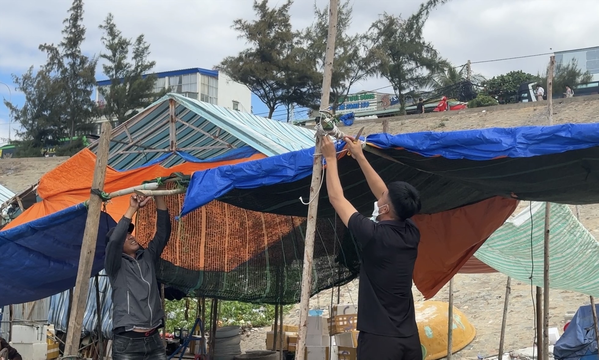 Người dân tháo dỡ lều bạt tại bờ biển Làng Chài Mũi Né trưa 1.2. Ảnh: Duy Tuấn