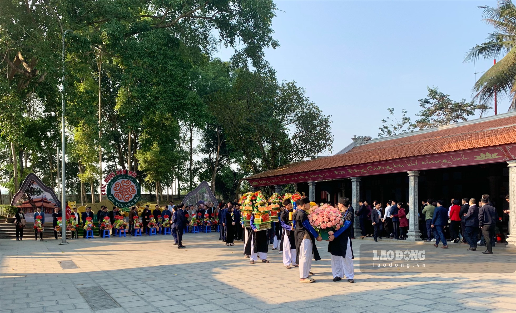 Đúng 15h, ngày 1.2, lễ dâng hương tại Lễ hội đền Đông Cuông nă 2023 được tổ chức.