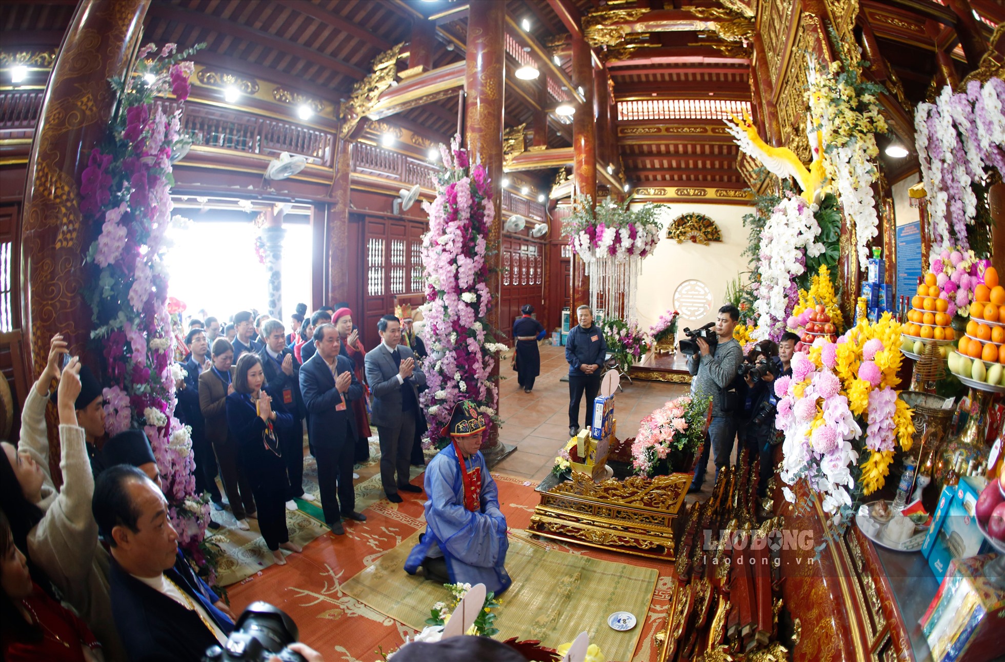 Các đồng chí lãnh đạo tỉnh, huyện Văn  Yên và đông đảo đại biểu, nhân dân, du khách thực hiện nghi lễ trong đền chính.