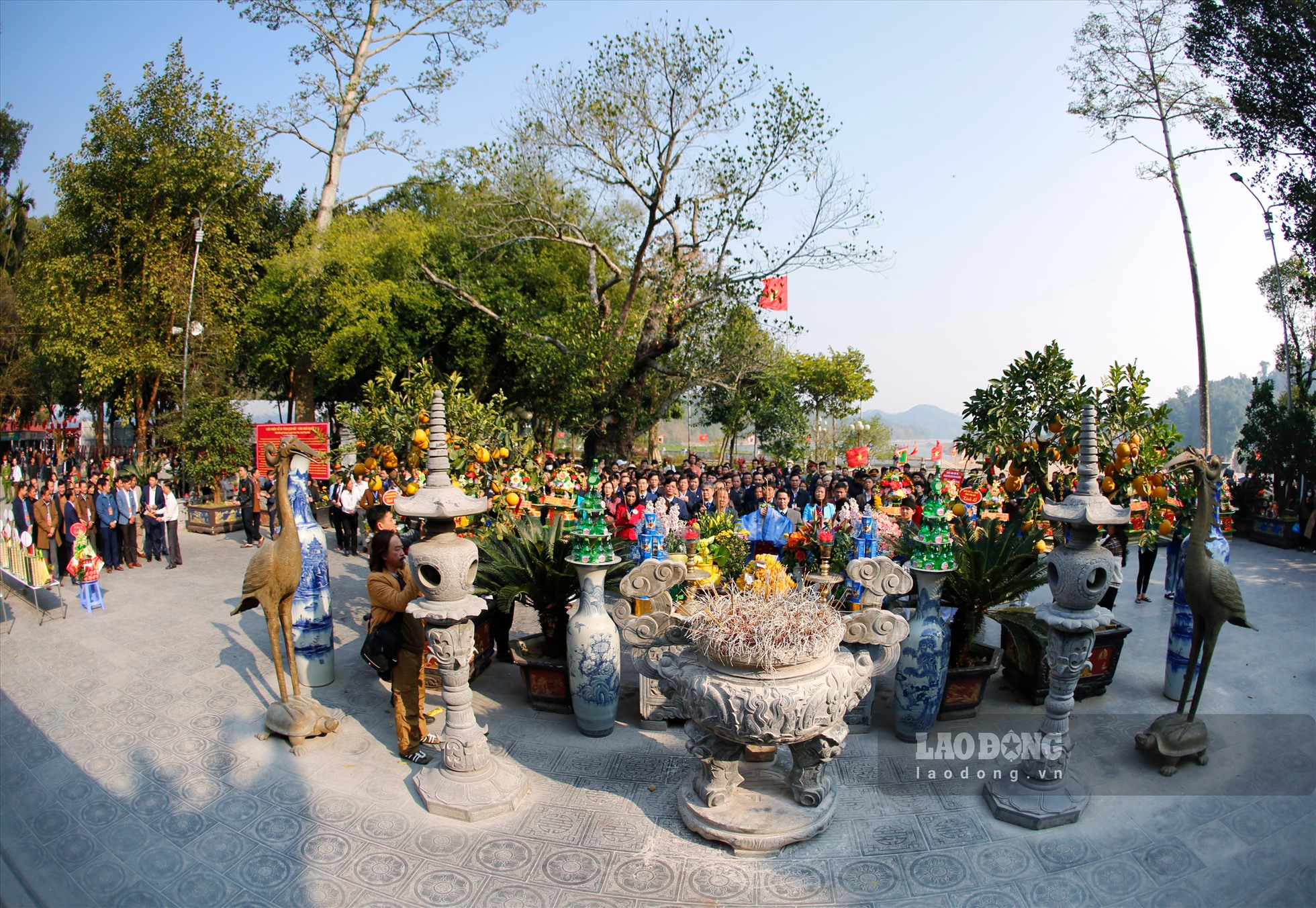 Các đồng chí lãnh đạo tỉnh, huyện Văn  Yên và đông đảo đại biểu, nhân dân, du khách thực hiện nghi lễ dâng hương.