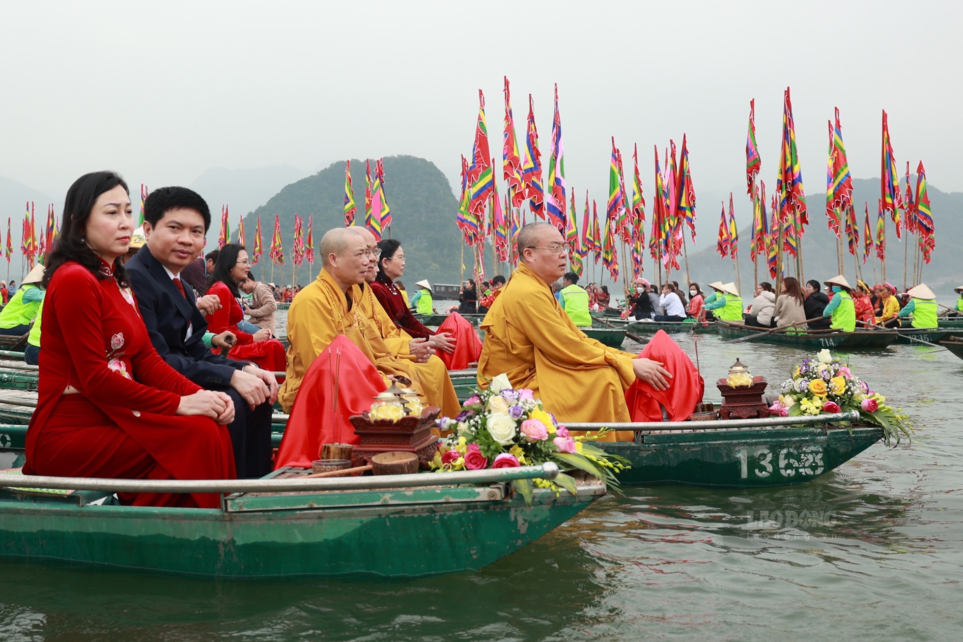 Đoàn lấy nước di chuyển ra giữa hồ Tam Chúc để làm lễ lấy nước. 3 thuyền đi đầu là sư thầy Thích Thanh Nhiễu và đại biểu.