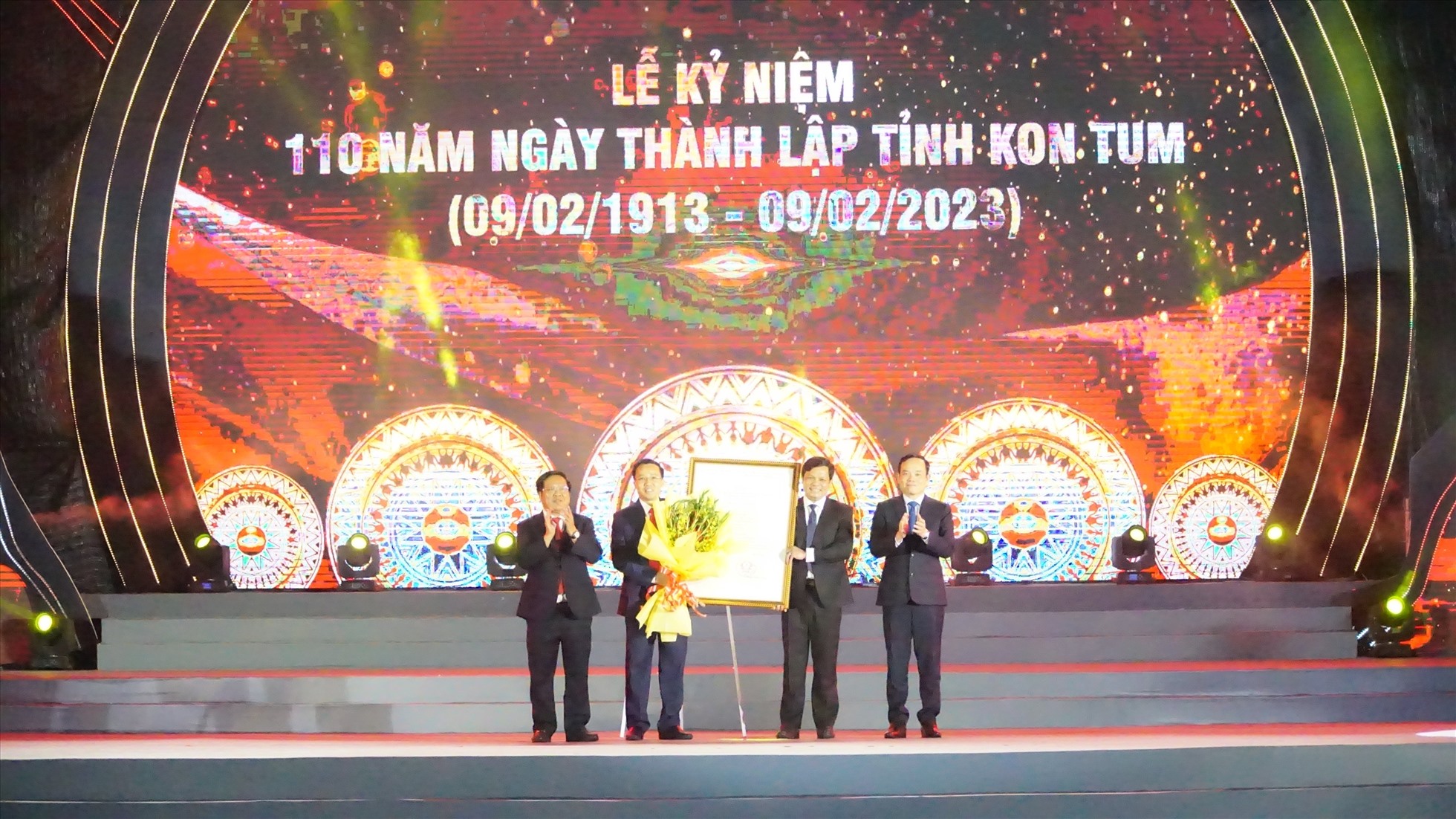 Phó Thủ tướng Chính phủ Trần Lưu Quang trao Quyết định của Thủ tướng Chính phủ công nhận thành phố Kon Tum là Đô thị loại II trực thuộc tỉnh Kon Tum. Ảnh Thanh Tuấn