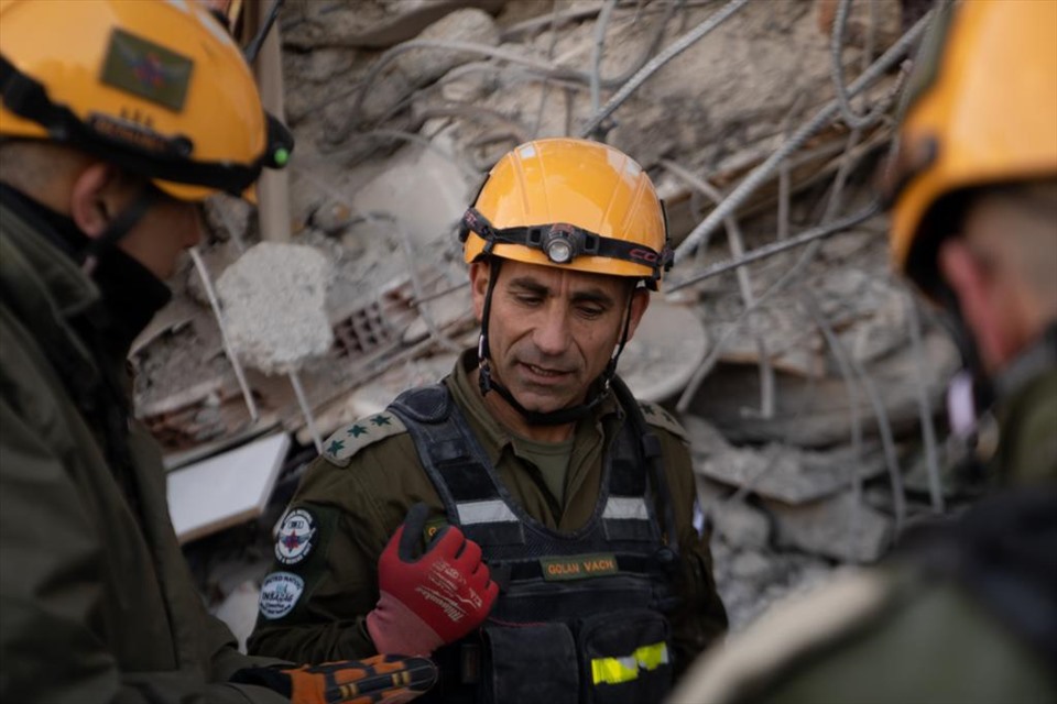 Phái đoàn hơn 400 người, gồm binh sĩ, cán bộ y tế, tình nguyện viên của các tổ chức phi chính phủ Israel đang làm việc không ngừng cho công tác tìm kiếm và cứu nạn.
