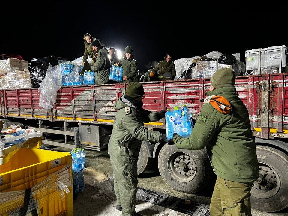 Hơn 15 máy bay đã chuyên chở hơn 150 tấn hàng viện trợ nhân đạo, trong đó có thực phẩm, túi ngủ cho mùa đông lạnh giá và lều trại, và hiện tại hàng hóa vẫn đang tiếp tục được chuẩn bị.