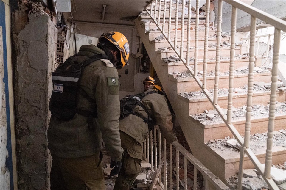 Lực lượng cứu hộ đi sâu vào trong các toà nhà đổ nát.