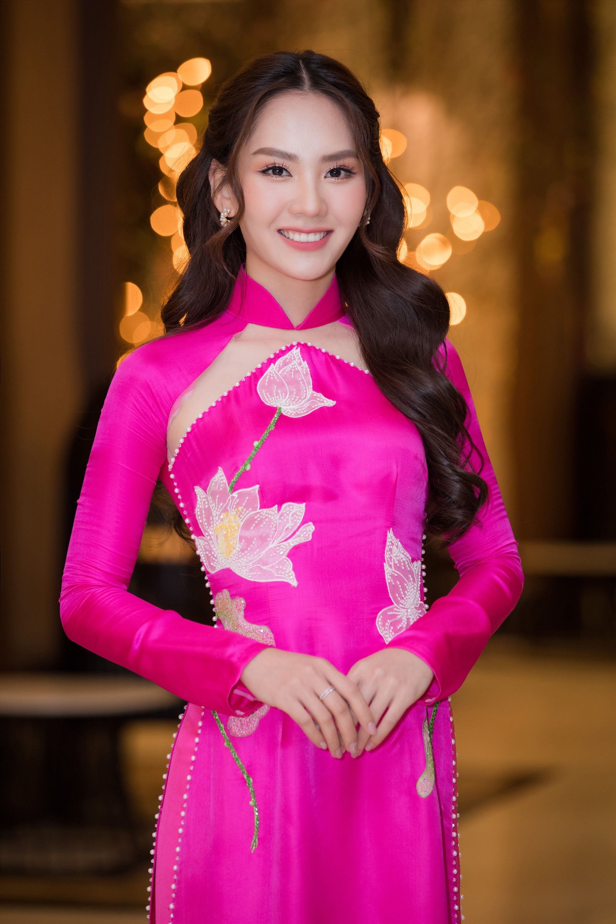 Hoa hậu Mai Phương trong bộ áo dài