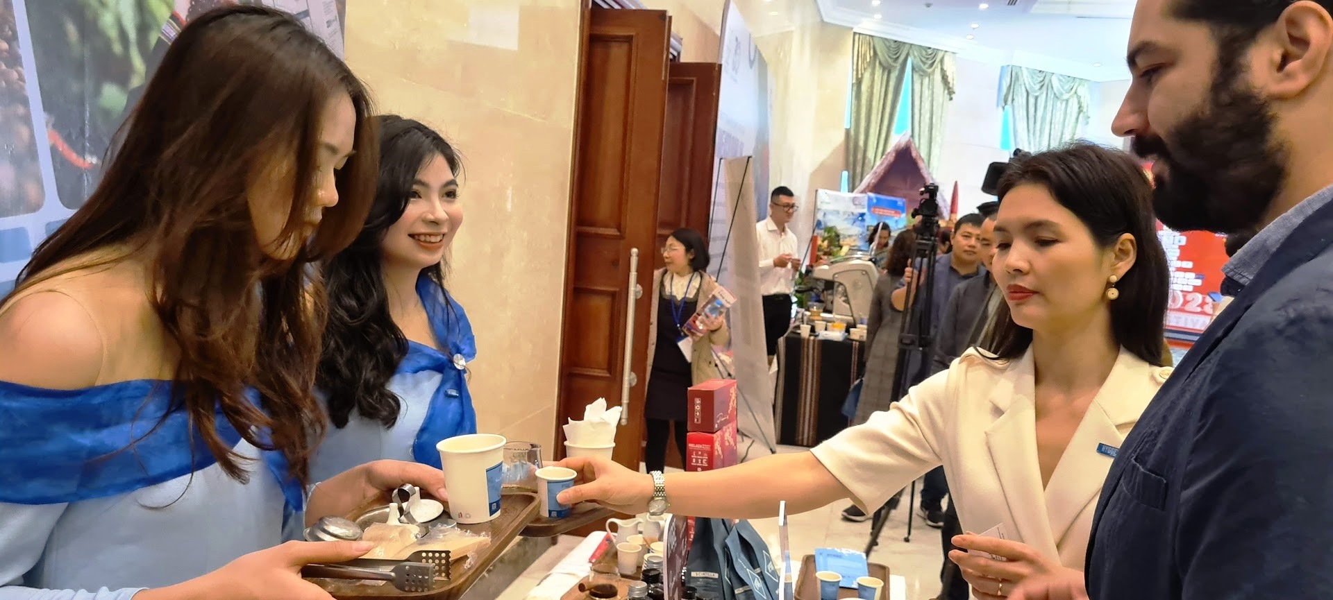 Nhiều khách nước ngoài thích vị cà phê đậm đà của Việt Nam. Ảnh: Vũ Long