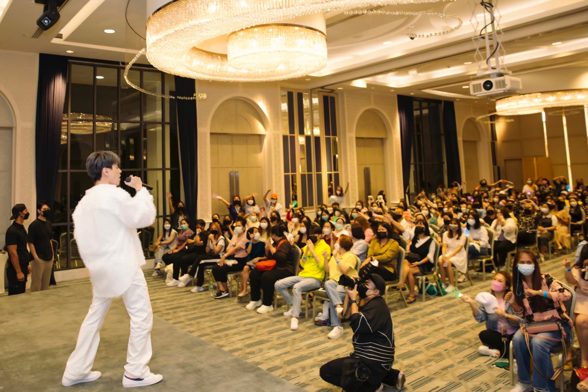 Hình ảnh Quang Hùng MasterD trình diễn ca khúc Dễ đến dễ đi tại fanmeeting Thái Lan. Ảnh: Quang Hùng MasterD.