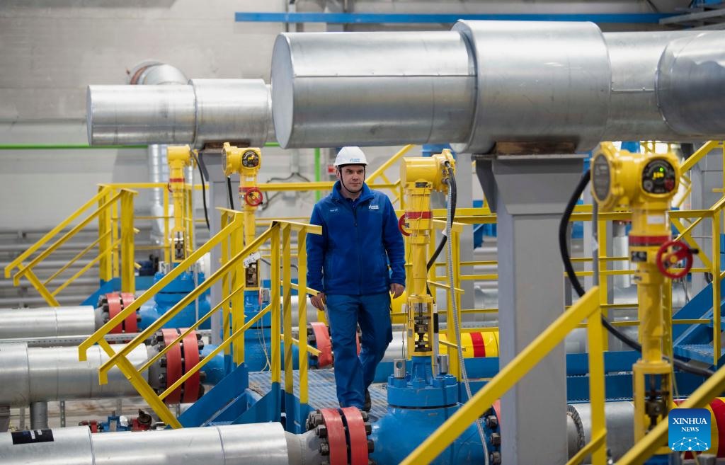 Một nhân viên tuần tra để kiểm tra thiết bị tại mỏ khí ngưng tụ Kovykta ở Irkutsk, Nga, ngày 18 tháng 12 năm 2022. Một mỏ khí mới và một đoạn đường ống mới đã được kết nối vào thứ Tư với đường ống Power of Siberia của Nga, cho thấy việc hoàn thành toàn bộ phần khí đốt chính tuyến đường. Ảnh: Xinhua