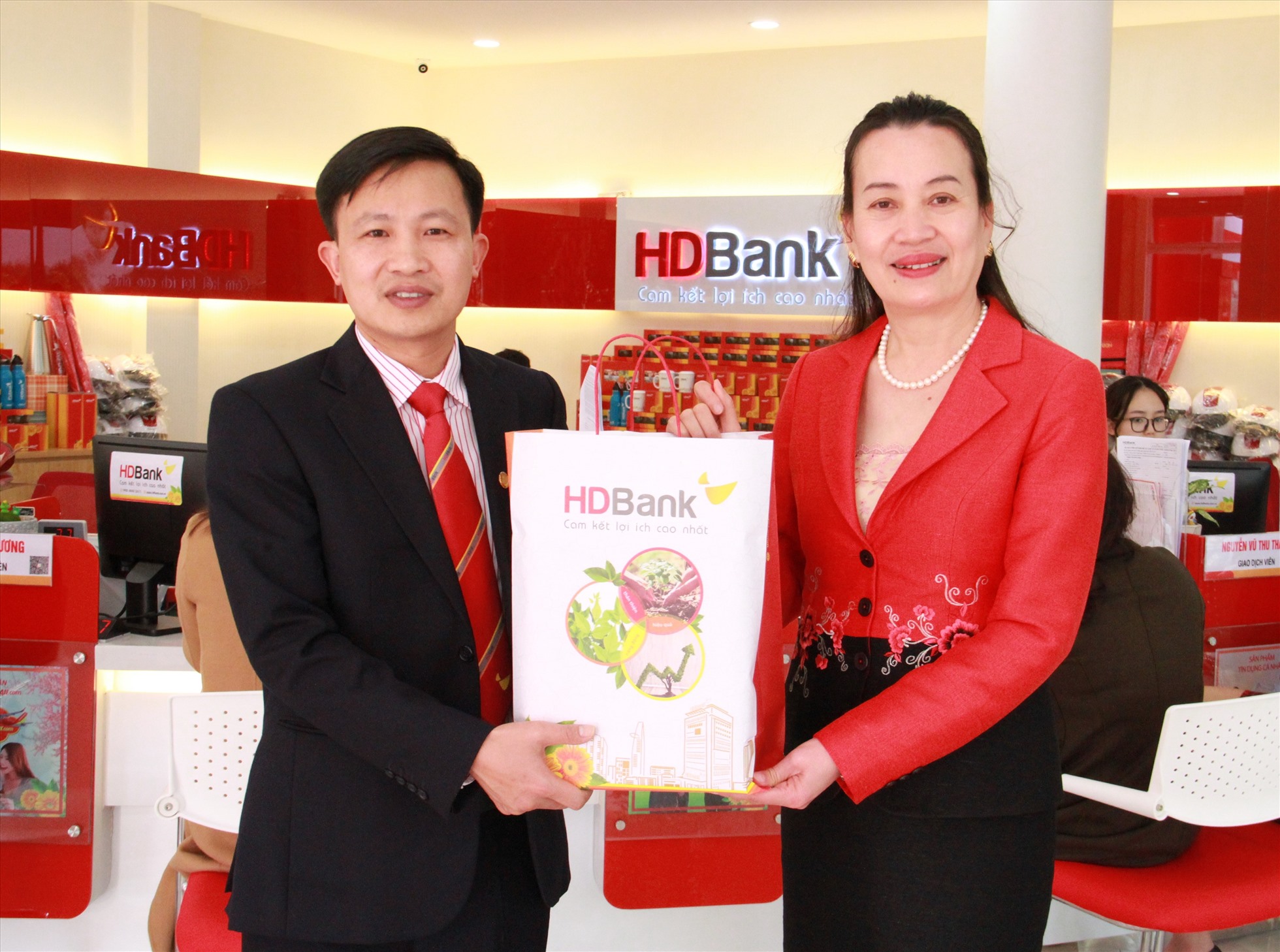 HDBank Điện Biên dành tặng những quà tặng hấp dẫn cho khách hàng đến giao dịch trong ngày khai trương. Nguồn: HDBank