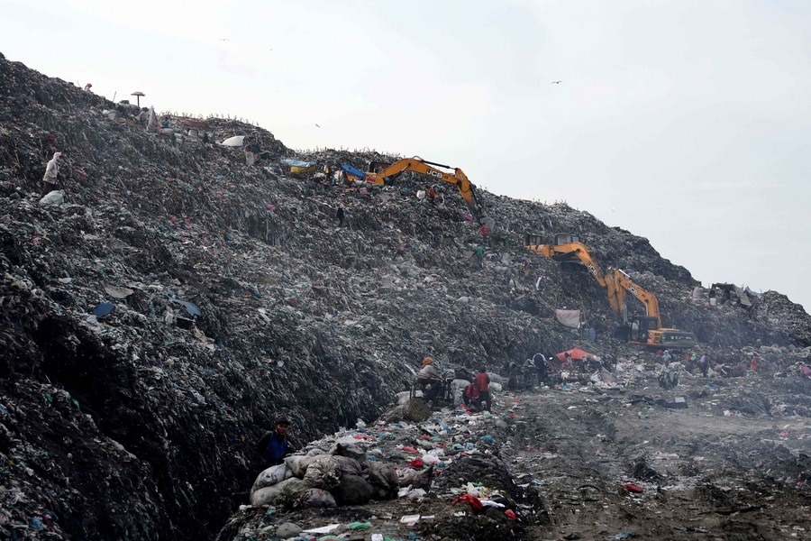Núi rác thải nhựa ở Medan, Indonesia, tháng 6.2020. Ảnh: Xinhua