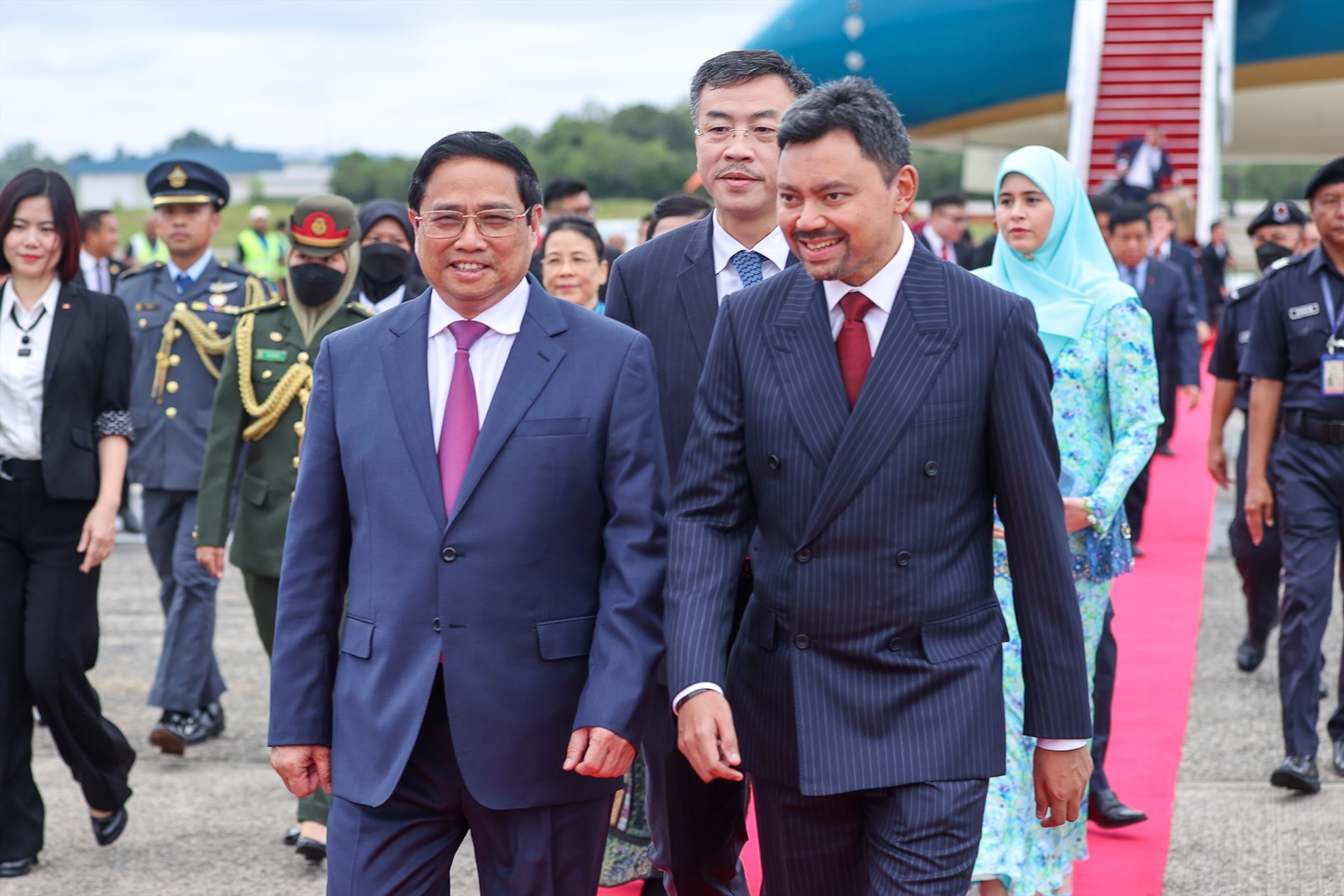 Thái tử kế vị Brunei Al -Muhtadee Billah và Phu nhân đón Thủ tướng Chính phủ, Phu nhân và Đoàn đại biểu cấp cao Việt Nam - Ảnh: VGP/Nhật Bắc