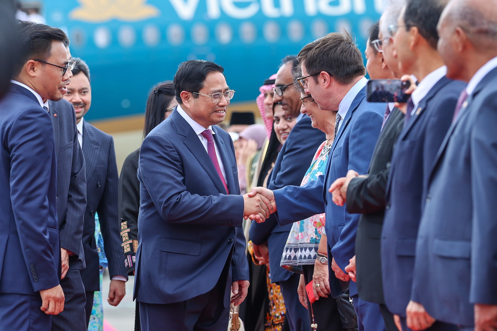 Ra đón Thủ tướng Chính phủ Phạm Minh Chính và Phu nhân cùng Đoàn đại biểu cấp cao Việt Nam có tất cả đại sứ, đại biện của các cơ quan đại diện ngoại giao nước ngoài tại Brunei - Ảnh: VGP/Nhật Bắc