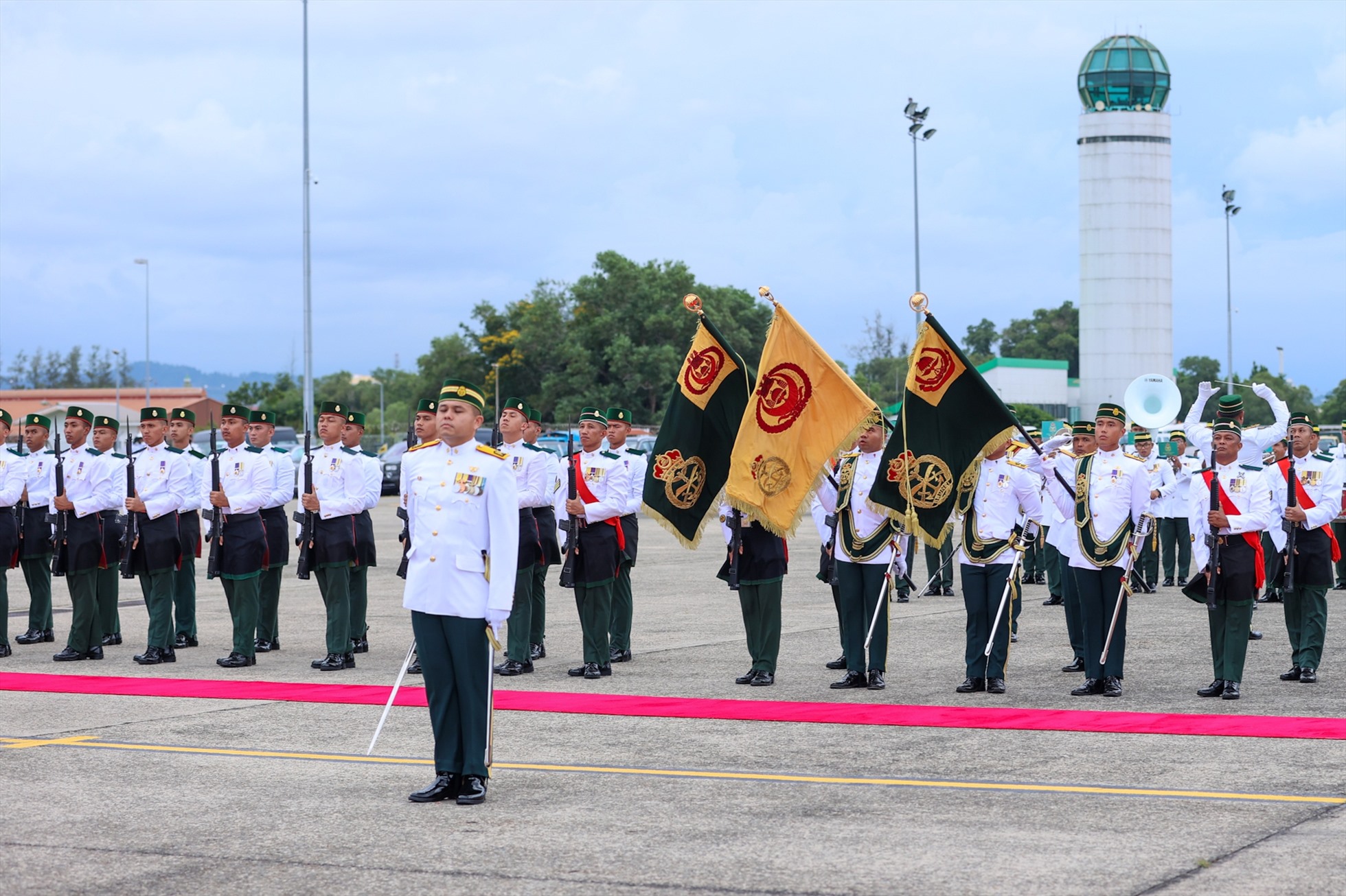 Lễ đón Thủ tướng Chính phủ Phạm Minh Chính và Phu nhân thăm chính thức Brunei Darussalam được tổ chức ngay tại sân bay do Thái tử kế vị Brunei Al -Muhtadee Billah chủ trì - Ảnh: VGP/Nhật Bắc