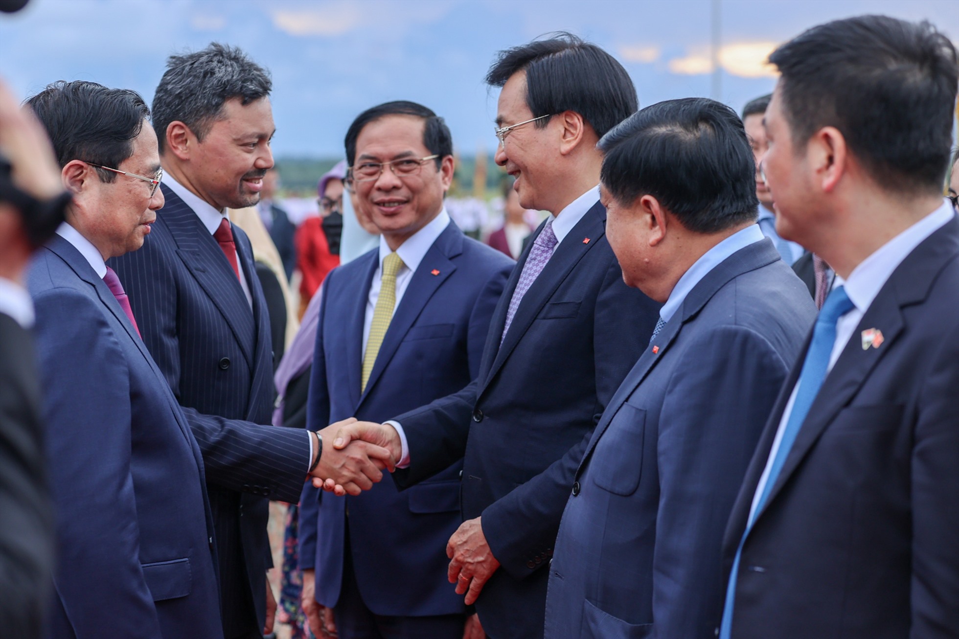 Thủ tướng Phạm Minh Chính giới thiệu với Thái tử kế vị Brunei Al -Muhtadee Billah thành phần Đoàn đại biểu cấp cao Việt Nam - Ảnh: VGP/Nhật Bắc