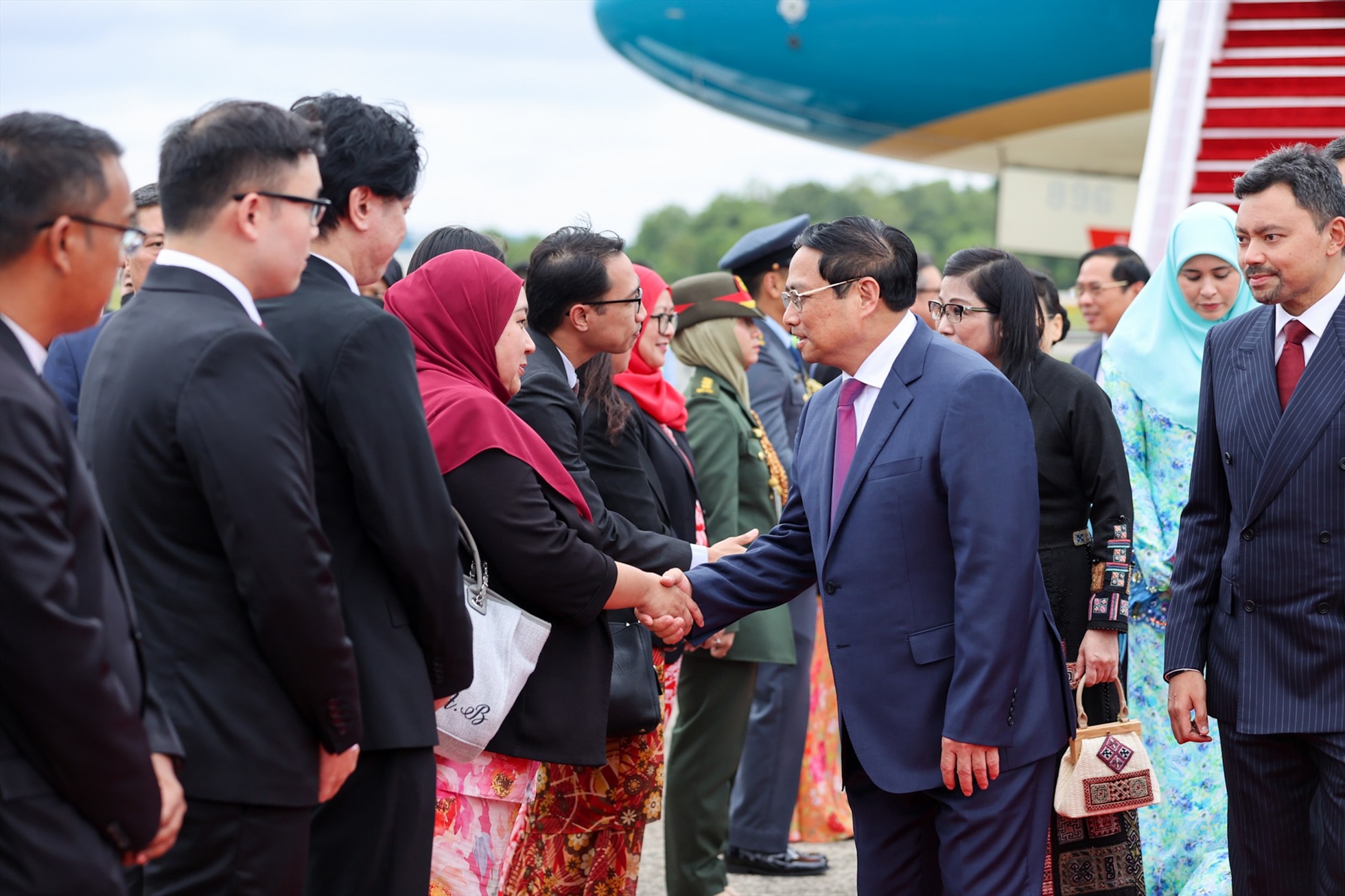 Thái tử kế vị Brunei Al -Muhtadee Billah giới thiệu quan chức Brunei với Thủ tướng Chính phủ và Phu nhân - Ảnh: VGP/Nhật Bắc