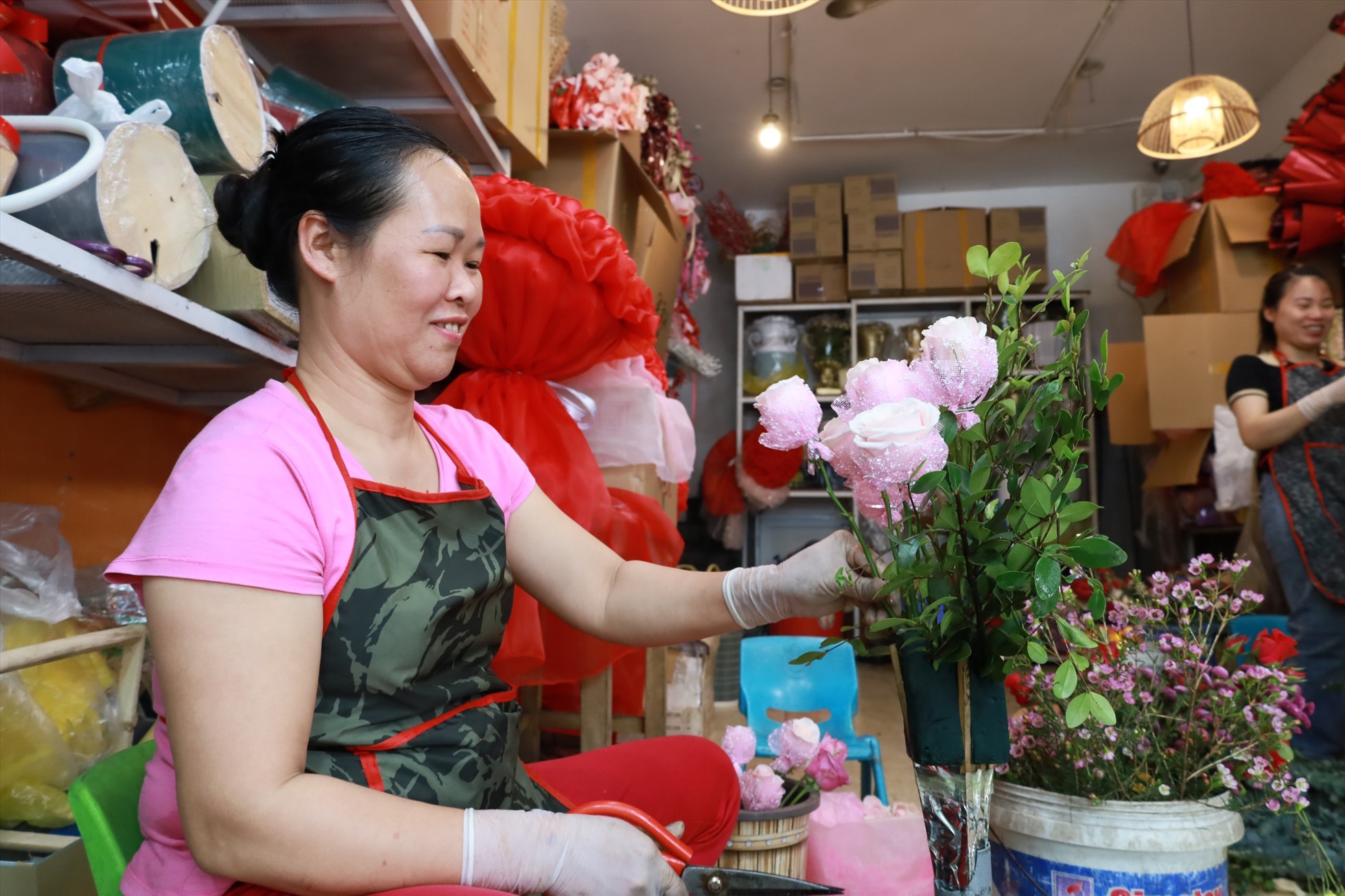 Theo chủ các tiệm hoa, giá hoa sẽ còn tăng mạnh vào ngày Valentine. Ảnh: Nguyễn Thúy