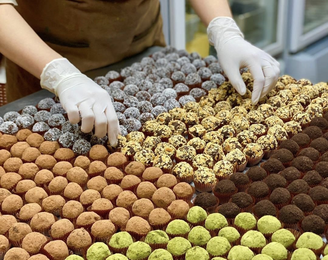 Chocolate handmade đa dạng mẫu mã và được trang trí đẹp mắt. Ảnh: Nguyễn Thúy