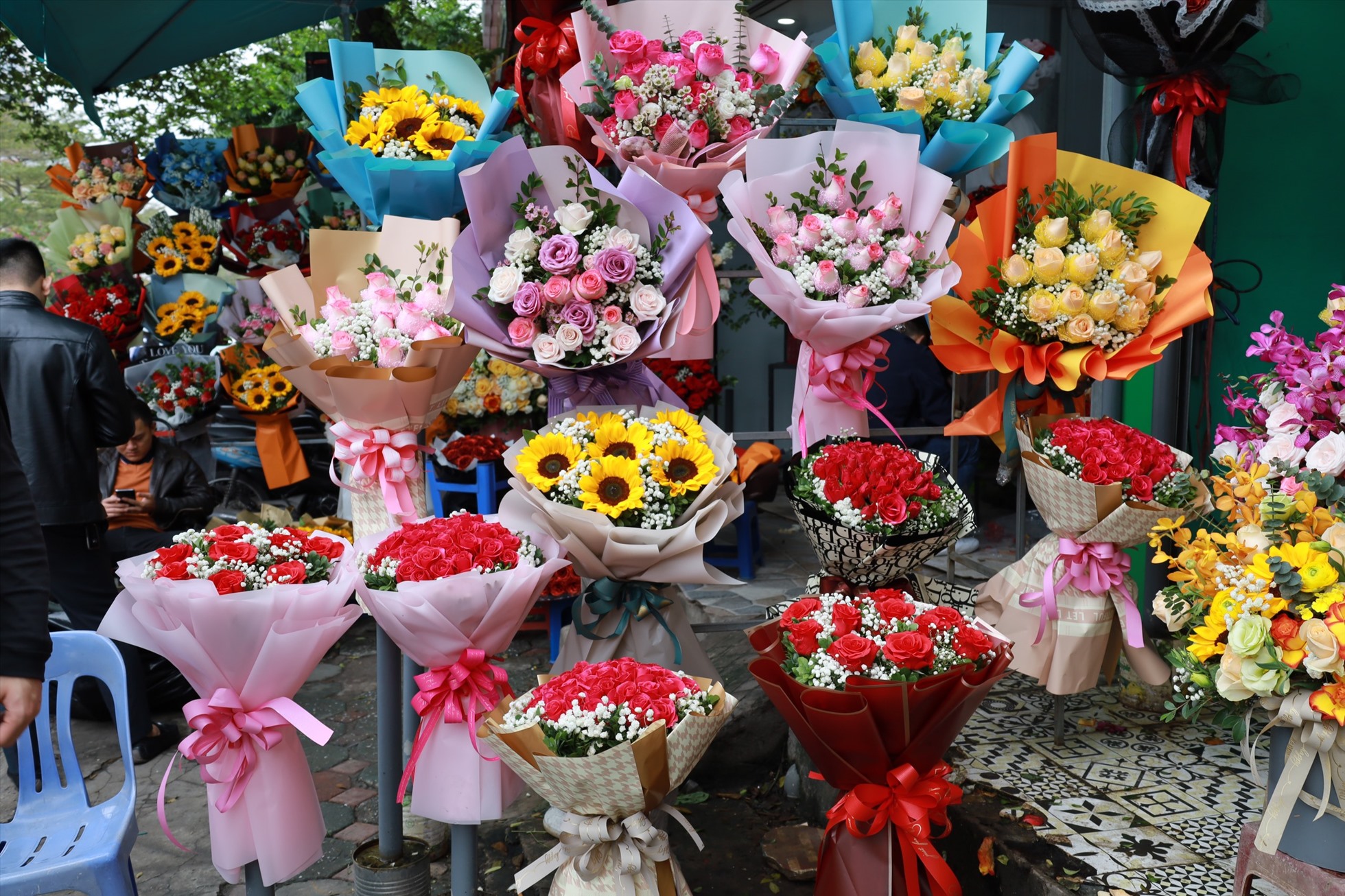 Giá hoa tươi tăng mạnh dịp Valentine. Ảnh: Nguyễn Thúy