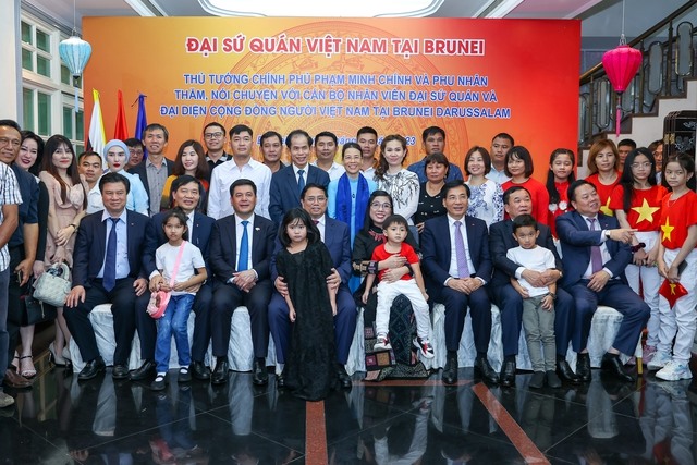 Thủ tướng Phạm Minh Chính và Phu nhân cùng đoàn đại biểu cấp cao Việt Nam đã tới thăm, gặp gỡ cán bộ, nhân viên Đại sứ quán và bà con cộng đồng người Việt. Ảnh: VGP