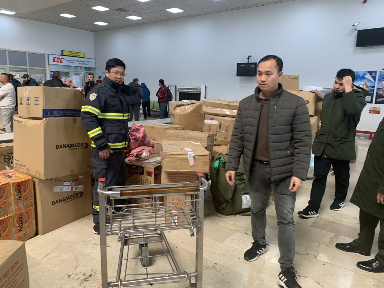 Các cán bộ, chiến sĩ Công an Việt Nam đáp xuống sân bay Thổ Nhĩ Kỳ, với hàng trăm kg trang thiết bị cứu nạn, cứu hộ. Ảnh: Cục Cảnh sát PCCC&CNCH