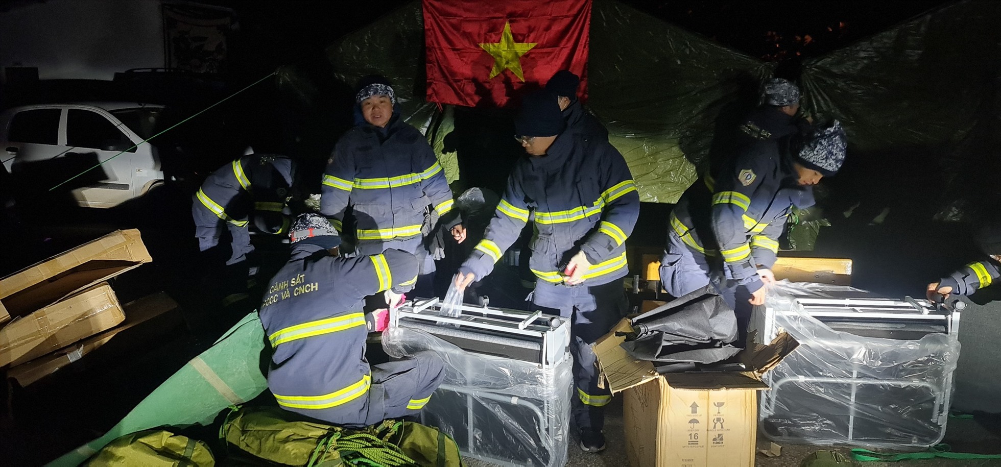 Đoàn cứu nạn cứu hộ Công an Việt Nam chuẩn bị dựng lều tại hiện trường toà nhà đổ, sập. Ảnh: Cục Cảnh sát PCCC&CNCH