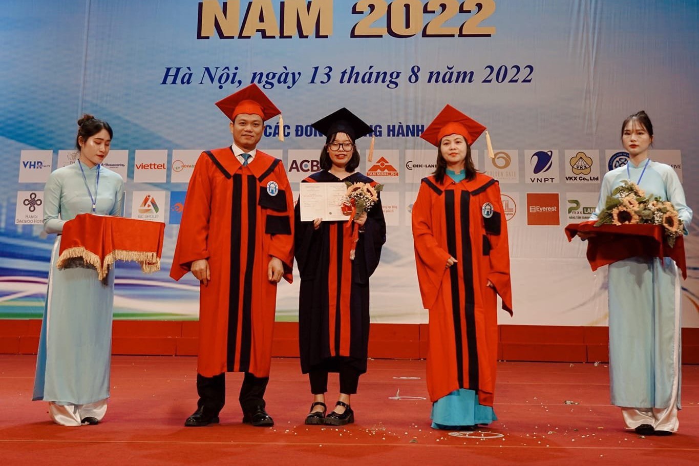 Chị Vũ Huyền Thảo Nguyên tân cử nhân Đại học Mở Hà Nội cho rằng tiền lương là quyền lợi cơ bản của người lao động. Ảnh NVCC