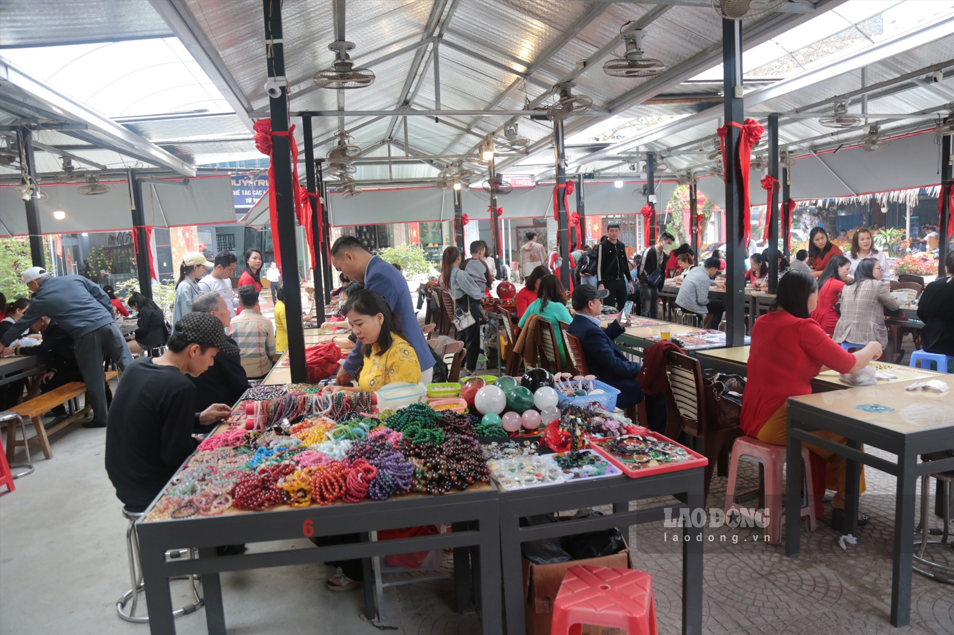 Ngày 11.2, phiên chợ đá quý đầu tiên trong năm 2023 được thị trấn Yên Thế, huyện Lục Yên tổ chức khai hội.