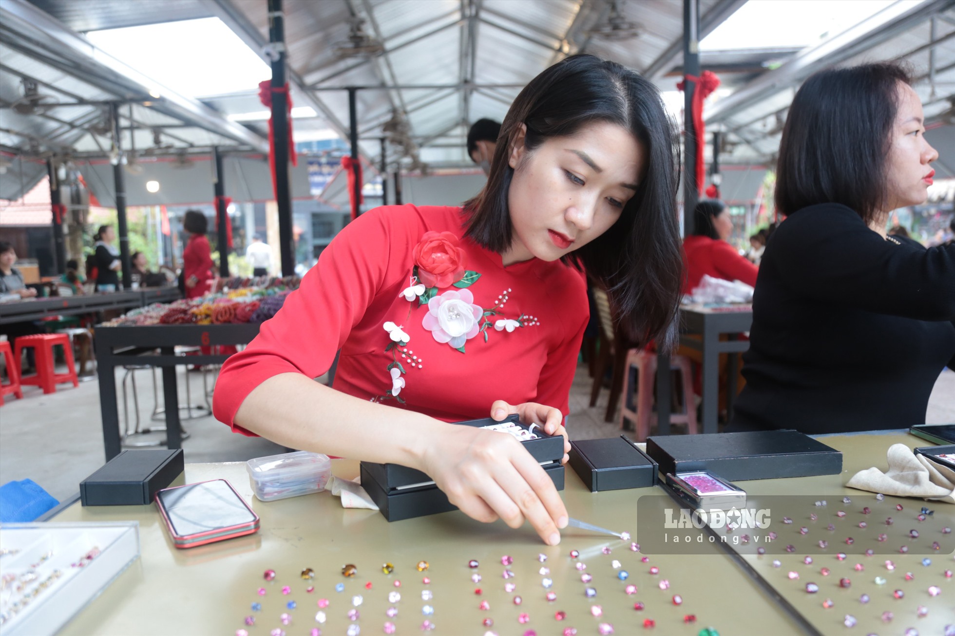 Chợ đá quý Lục Yên là phiên chợ độc nhất tại Việt Nam, nơi những viên đá quý được bày bán như mớ rau và người mua có thể tùy chọn trả giá.