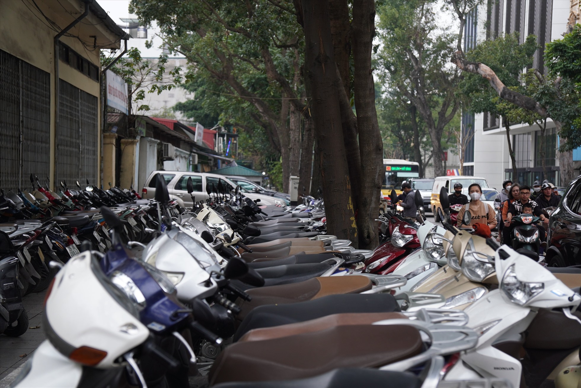 3 hàng xe máy đỗ kín vỉa hè phố Quang Trung. Ảnh: Phạm Đông