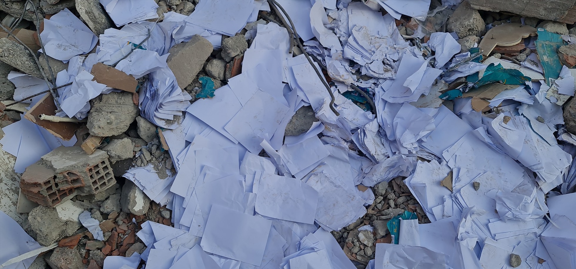 Nhiều tài liệu, sách vở lẫn lộn trong đống đổ nát. Ảnh: Cục Cảnh sát PCCC&CNCH