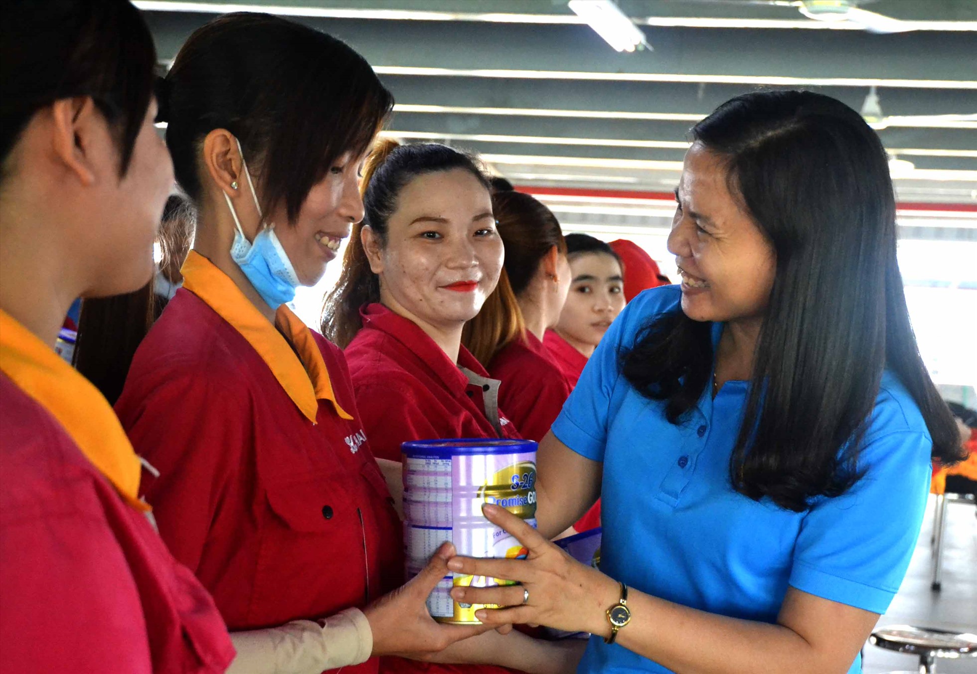 Phó Chủ tịch Thường trực LĐLĐ tỉnh An Giang Phan Thị Diễm tặng quà cho lao động nữ làm việc tại Khu công nghiệp Bình Hoà. Ảnh: Lâm Điền
