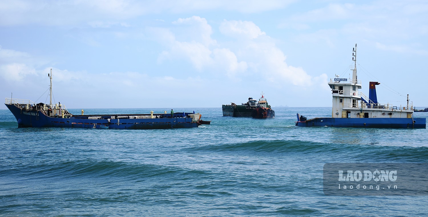 Tàu Hoàng Gia 46 va vào đá ngầm, bị sóng biển đánh đứt gãy làm đôi ở vùng biển Quảng Ngãi. Ảnh: Ngọc Viên