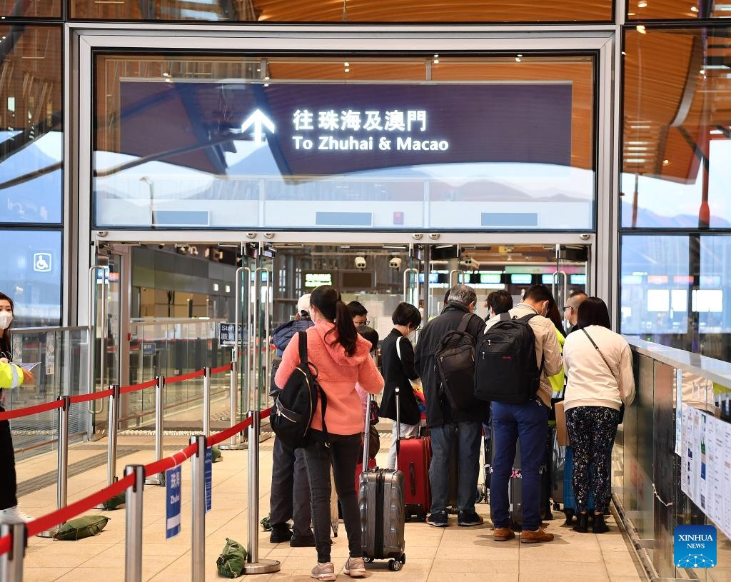 Khách du lịch đến đại lục chờ qua Cầu Hong Kong - Chu Hải - Macao ở Cảng Hong Kong, miền nam Trung Quốc, ngày 8.1.2023. Ảnh: Xinhua