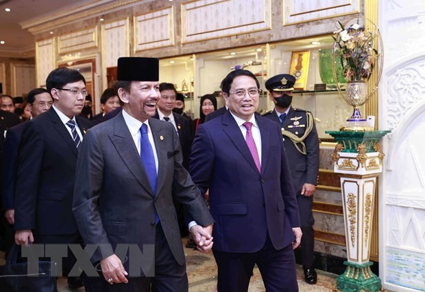Quốc vương Brunei Hassanal Bolkiah đón Thủ tướng Phạm Minh Chính đến hội đàm. Ảnh: TTXVN
