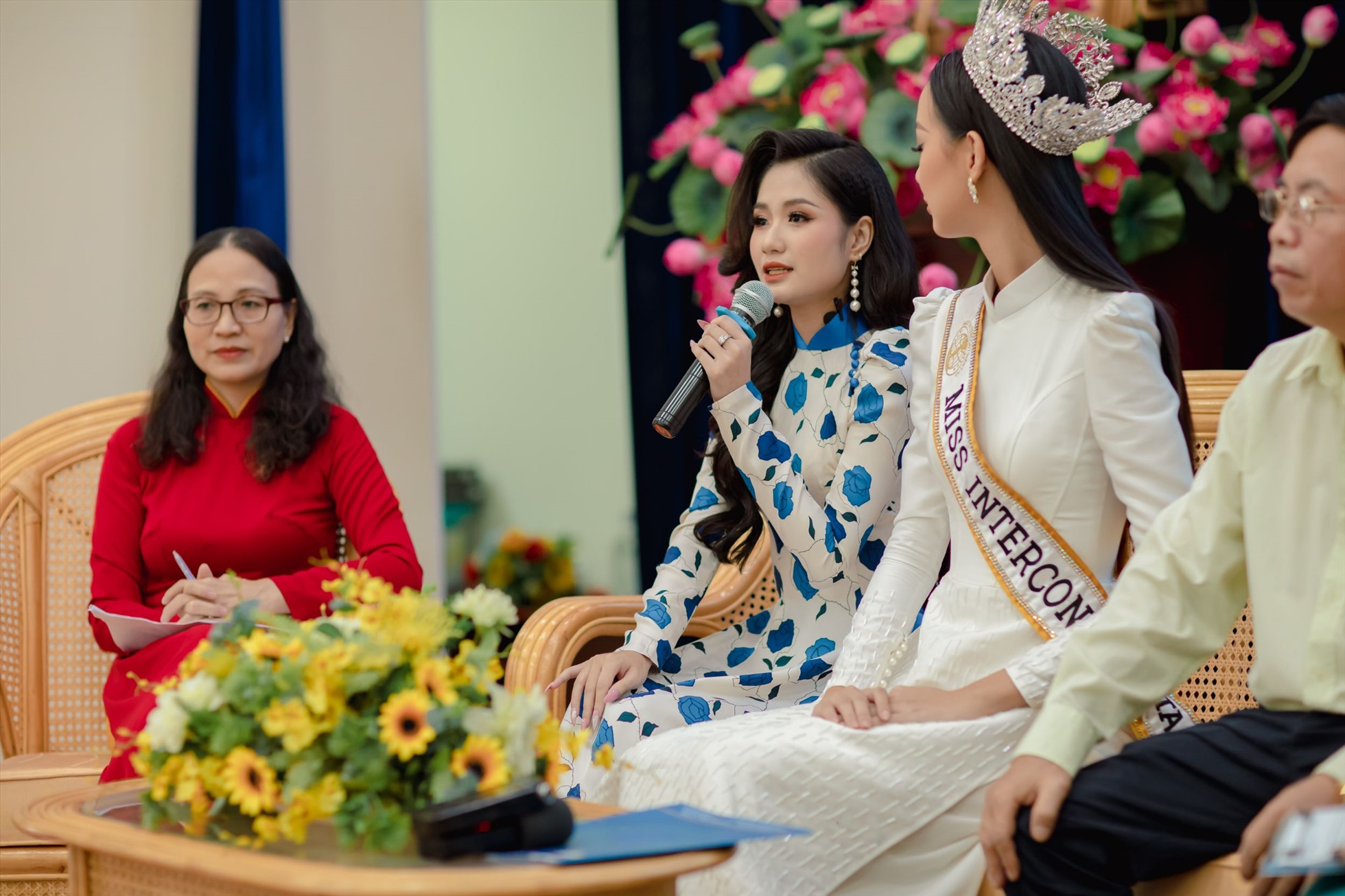 Áo dài là trang phục đồng hành cùng hoa hậu thanh Hà trong nhiều hoạt động ý nghĩa với sứ mệnh của một Hoa hậu Môi trường Việt Nam. Đây cũng là cơ hội để người đẹp mang áo dài quảng bá cùng quốc phục của đại diện 65 nước đến từ khắp nơi trên thế giới.