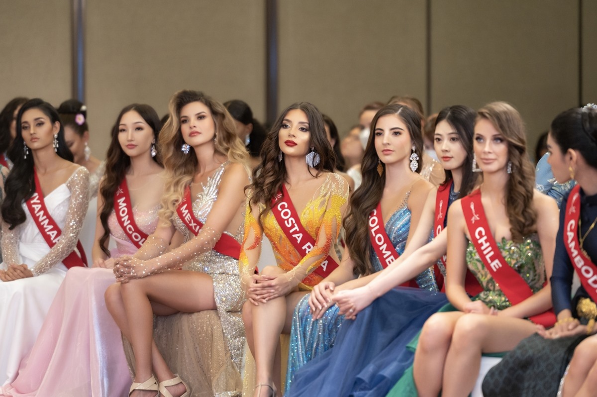 Các thí sinh tại buổi gặp gỡ báo chí.