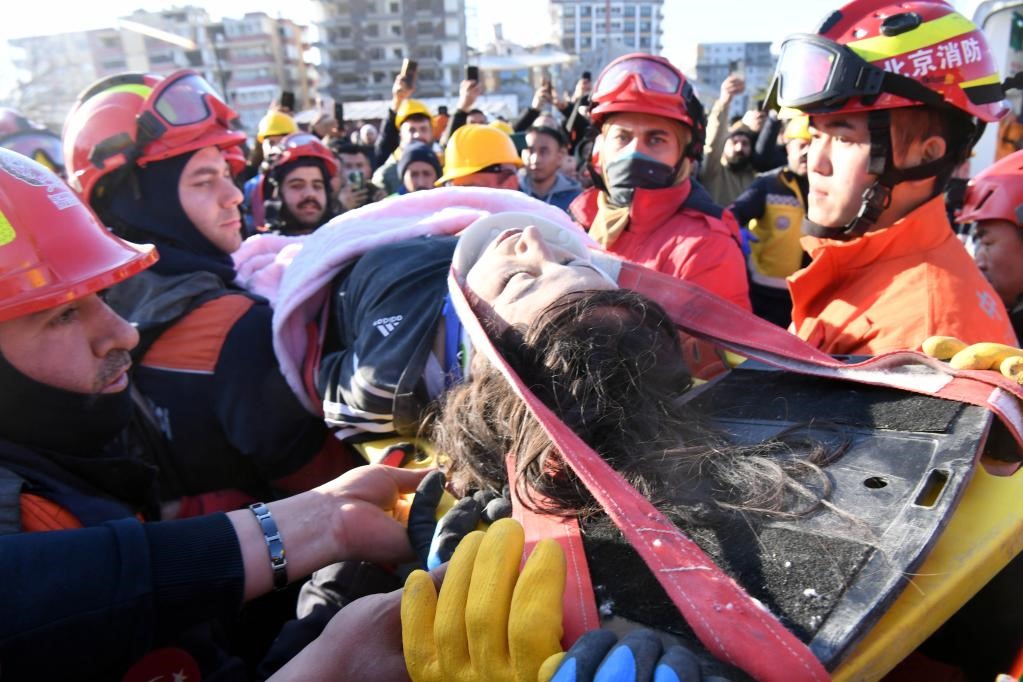 Thành viên đội cứu hộ của Trung Quốc và đồng nghiệp ở Thổ Nhĩ Kỳ chuyển một người phụ nữ sống sót sau động đất ở Antakya, Thổ Nhĩ Kỳ. Ảnh: Xinhua
