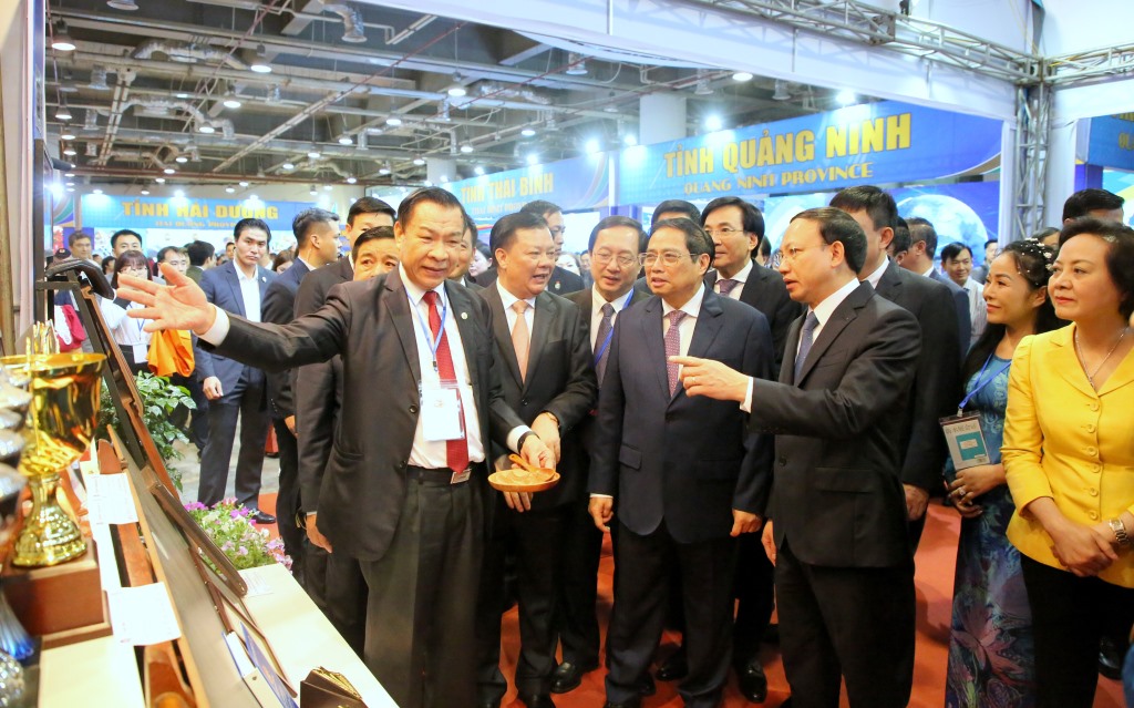 Thủ tướng Chính phủ Phạm Minh Chính cùng các đại biểu tham quan gian hàng trưng bày sản phẩm của tỉnh Quảng Ninh. Ảnh: Hùng Sơn