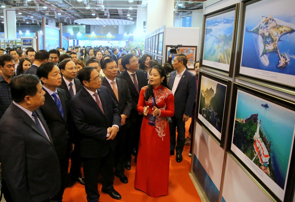 Thủ tướng Phạm Minh Chính tham quan triển lãm ảnh nghệ thuật. Ảnh: Hùng Sơn